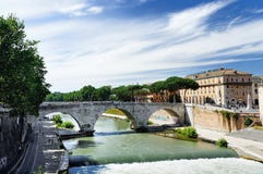Άποψη του νησιού Tiber πέρα από τον ποταμό Tiber με τις αρχαίες ρωμαϊκές γέφυρες Cestius γεφυρών πετρών στη Ρώμη, Ιταλία στοκ φωτογραφία με δικαίωμα ελεύθερης χρήσης Άποψη του νησιού Tiber πέρα από τον ποταμό Tiber με τις αρχαίες ρωμαϊκές γέφυρες Cestius γεφυρών πετρών στη Ρώμη, Ιταλία στοκ φωτογραφία με δικαίωμα ελεύθερης χρήσης