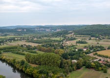 Άποψη του ποταμού Dordogne και της κοιλάδας Dordogne από τους τοίχους της παλαιάς πόλης Domme, Dordogne, στοκ φωτογραφίες με δικαίωμα ελεύθερης χρήσης Άποψη του ποταμού Dordogne και της κοιλάδας Dordogne από τους τοίχους της παλαιάς πόλης Domme, Dordogne, στοκ φωτογραφίες με δικαίωμα ελεύθερης χρήσης