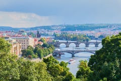 Άποψη του ποταμού Vltava στην Πράγα μια θερινή ημέρα στοκ εικόνα Άποψη του ποταμού Vltava στην Πράγα μια θερινή ημέρα στοκ εικόνα