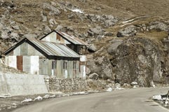 Άποψη του στρατιωτικού στρατόπεδου από μια οδική πλευρά εθνικών οδών στο πέρασμα Nathula των συνόρων της Ινδίας Κίνα κοντά στο πέ στοκ εικόνες Άποψη του στρατιωτικού στρατόπεδου από μια οδική πλευρά εθνικών οδών στο πέρασμα Nathula των συνόρων της Ινδίας Κίνα κοντά στο πέ στοκ εικόνες
