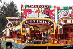 Άποψη των διάσημων trajineras Xochimilco που βρίσκεται στην Πόλη του Μεξικού στοκ εικόνες Άποψη των διάσημων trajineras Xochimilco που βρίσκεται στην Πόλη του Μεξικού στοκ εικόνες