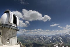 Άποψη των Πυρηναίων από το PIC du Midi με το παρατηρητήριο στοκ εικόνες Άποψη των Πυρηναίων από το PIC du Midi με το παρατηρητήριο στοκ εικόνες
