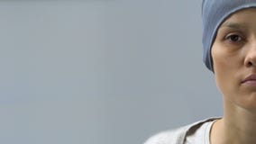 Άρρωστη γυναίκα στο headscarf που εξετάζει τη κάμερα, συνειδητοποίηση καρκίνου, μισό υπόβαθρο προσώπου φιλμ μικρού μήκους Άρρωστη γυναίκα στο headscarf που εξετάζει τη κάμερα, συνειδητοποίηση καρκίνου, μισό υπόβαθρο προσώπου φιλμ μικρού μήκους