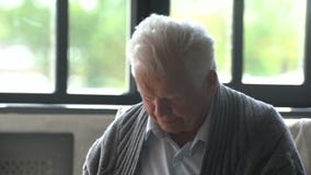 Άρρωστο ηλικιωμένο άτομο που βήχει χωρίς τέλος είχε ένα κρύο και τις ψύχρες απόθεμα βίντεο Άρρωστο ηλικιωμένο άτομο που βήχει χωρίς τέλος είχε ένα κρύο και τις ψύχρες απόθεμα βίντεο