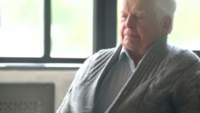 Άρρωστο ηλικιωμένο άτομο που βήχει χωρίς τέλος είχε ένα κρύο και τις ψύχρες φιλμ μικρού μήκους Άρρωστο ηλικιωμένο άτομο που βήχει χωρίς τέλος είχε ένα κρύο και τις ψύχρες φιλμ μικρού μήκους