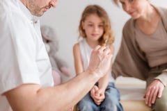 Άρρωστο χαριτωμένο μικρό παιδί με τη γρίπη στο γραφείο του παιδιάτρου με την αγαπώντας μητέρα του στοκ φωτογραφίες με δικαίωμα ελεύθερης χρήσης Άρρωστο χαριτωμένο μικρό παιδί με τη γρίπη στο γραφείο του παιδιάτρου με την αγαπώντας μητέρα του στοκ φωτογραφίες με δικαίωμα ελεύθερης χρήσης