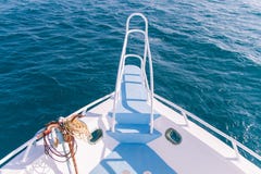 Άσπρα και μπλε τόξο και Pullpit βαρκών με τη σκουριασμένη άγκυρα και το μπλε S στοκ φωτογραφίες Άσπρα και μπλε τόξο και Pullpit βαρκών με τη σκουριασμένη άγκυρα και το μπλε S στοκ φωτογραφίες