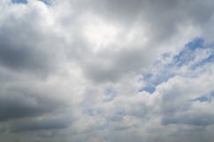 Άσπρα σύννεφα σωρειτών κάτω από το φωτεινό μπλε ουρανό Στοκ Φωτογραφία Άσπρα σύννεφα σωρειτών κάτω από το φωτεινό μπλε ουρανό Στοκ Φωτογραφία