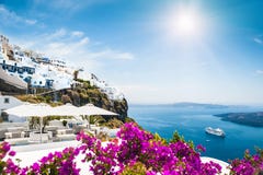 Άσπρη αρχιτεκτονική στο νησί Santorini, Ελλάδα στοκ φωτογραφία με δικαίωμα ελεύθερης χρήσης Άσπρη αρχιτεκτονική στο νησί Santorini, Ελλάδα στοκ φωτογραφία με δικαίωμα ελεύθερης χρήσης