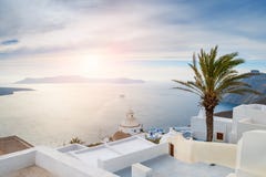 Άσπρη αρχιτεκτονική στο νησί Santorini, Ελλάδα στοκ εικόνα με δικαίωμα ελεύθερης χρήσης Άσπρη αρχιτεκτονική στο νησί Santorini, Ελλάδα στοκ εικόνα με δικαίωμα ελεύθερης χρήσης