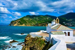 Άσπρη εκκλησία πέρα από τον κόλπο μια νεφελώδη ημέρα, Σκόπελος, Ελλάδα στοκ φωτογραφίες Άσπρη εκκλησία πέρα από τον κόλπο μια νεφελώδη ημέρα, Σκόπελος, Ελλάδα στοκ φωτογραφίες