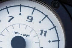 Άσπρη επίδειξη ταχυμέτρων με τους μαύρους αριθμούς από 7 έως 11 E στοκ εικόνα Άσπρη επίδειξη ταχυμέτρων με τους μαύρους αριθμούς από 7 έως 11 E στοκ εικόνα