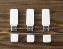 Άσπρη κίνηση λάμψης σε ένα ξύλινο υπόβαθρο usb στοκ εικόνα Άσπρη κίνηση λάμψης σε ένα ξύλινο υπόβαθρο usb στοκ εικόνα