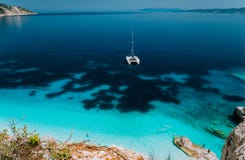Άσπρο γιοτ καταμαράν στην άγκυρα στην ήρεμη σαφή κυανή λιμνοθάλασσα νερού Οι Unrecognizable τουρίστες χαλαρώνουν και ελεύθερος χρ στοκ φωτογραφίες με δικαίωμα ελεύθερης χρήσης Άσπρο γιοτ καταμαράν στην άγκυρα στην ήρεμη σαφή κυανή λιμνοθάλασσα νερού Οι Unrecognizable τουρίστες χαλαρώνουν και ελεύθερος χρ στοκ φωτογραφίες με δικαίωμα ελεύθερης χρήσης