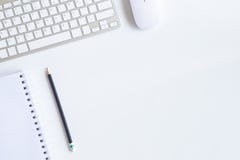 Άσπρο γραφείο γραφείων με το lap-top, το smartphone και άλλη εργασία supplie Στοκ εικόνες με δικαίωμα ελεύθερης χρήσης Άσπρο γραφείο γραφείων με το lap-top, το smartphone και άλλη εργασία supplie Στοκ εικόνες με δικαίωμα ελεύθερης χρήσης