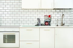 Άσπρο εσωτερικό σχέδιο, σύγχρονη και μινιμαλιστική κουζίνα ύφους με τις οικιακές συσκευές Ανοιχτός χώρος στο σύνολο καθιστικών Στοκ Εικόνες Άσπρο εσωτερικό σχέδιο, σύγχρονη και μινιμαλιστική κουζίνα ύφους με τις οικιακές συσκευές Ανοιχτός χώρος στο σύνολο καθιστικών Στοκ Εικόνες