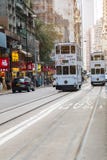 Άσπρο τραμ καταστρωμάτων χρώματος διπλό σε έναν δρόμο με έντονη κίνηση στην ωχρή περιοχή Sheung του νησιού Χονγκ Κονγκ, σύμβολο τ στοκ φωτογραφίες Άσπρο τραμ καταστρωμάτων χρώματος διπλό σε έναν δρόμο με έντονη κίνηση στην ωχρή περιοχή Sheung του νησιού Χονγκ Κονγκ, σύμβολο τ στοκ φωτογραφίες