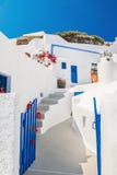 Άσπρος-μπλε εθνική αρχιτεκτονική στο νησί Santorini, Ελλάδα στοκ εικόνες Άσπρος-μπλε εθνική αρχιτεκτονική στο νησί Santorini, Ελλάδα στοκ εικόνες