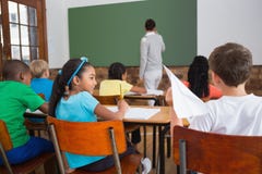 Άτακτος μαθητής για να ρίξει περίπου το αεροπλάνο εγγράφου στην κατηγορία στοκ εικόνες Άτακτος μαθητής για να ρίξει περίπου το αεροπλάνο εγγράφου στην κατηγορία στοκ εικόνες