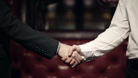 Άτομα συνέταιρων που κάνουν μια χειραψία κίνηση αργή Άτομα συνέταιρων που κάνουν μια χειραψία κίνηση αργή