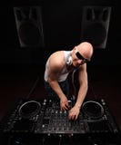 Άτομο DJ στην άσπρη μουσική παιχνιδιού πουκάμισων σε έναν αναμίκτη του DJ ` s όμορφες νεολαίες γυναικών στούντιο ζευγών χορεύοντα στοκ φωτογραφία με δικαίωμα ελεύθερης χρήσης Άτομο DJ στην άσπρη μουσική παιχνιδιού πουκάμισων σε έναν αναμίκτη του DJ ` s όμορφες νεολαίες γυναικών στούντιο ζευγών χορεύοντα στοκ φωτογραφία με δικαίωμα ελεύθερης χρήσης
