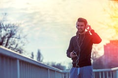 Άτομο Jogger με τα ακουστικά που χρησιμοποιούν τη μουσική Smartphone και ακούσματος Στοκ εικόνες με δικαίωμα ελεύθερης χρήσης Άτομο Jogger με τα ακουστικά που χρησιμοποιούν τη μουσική Smartphone και ακούσματος Στοκ εικόνες με δικαίωμα ελεύθερης χρήσης