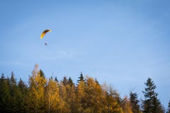 Άτομο Paraglide Στοκ εικόνες με δικαίωμα ελεύθερης χρήσης Άτομο Paraglide Στοκ εικόνες με δικαίωμα ελεύθερης χρήσης