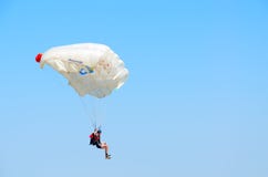 Άτομο - skydiver εκτελεί το άλμα στο υπόβαθρο του ασυννέφιαστου μπλε ουρανού στοκ εικόνες Άτομο - skydiver εκτελεί το άλμα στο υπόβαθρο του ασυννέφιαστου μπλε ουρανού στοκ εικόνες