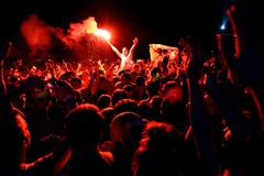 Άτομο από το πλήθος με μια καίγοντας φλόγα FIB στο φεστιβάλ στοκ φωτογραφίες με δικαίωμα ελεύθερης χρήσης Άτομο από το πλήθος με μια καίγοντας φλόγα FIB στο φεστιβάλ στοκ φωτογραφίες με δικαίωμα ελεύθερης χρήσης
