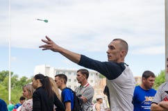 Άτομο για να ρίξει το βέλος στο στόχο στους ερασιτεχνικούς ανταγωνισμούς στοκ φωτογραφίες με δικαίωμα ελεύθερης χρήσης Άτομο για να ρίξει το βέλος στο στόχο στους ερασιτεχνικούς ανταγωνισμούς στοκ φωτογραφίες με δικαίωμα ελεύθερης χρήσης
