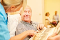 Άτομο με τα βλέμματα του Alzheimer στο λεύκωμα φωτογραφιών στοκ φωτογραφίες Άτομο με τα βλέμματα του Alzheimer στο λεύκωμα φωτογραφιών στοκ φωτογραφίες