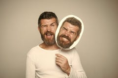 Άτομο με τη μακριά γενειάδα στο κλείσιμο του ματιού καιη την πινακίδα προσώπου στοκ εικόνες Άτομο με τη μακριά γενειάδα στο κλείσιμο του ματιού καιη την πινακίδα προσώπου στοκ εικόνες