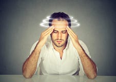 Άτομο με το βέρτιγκο Νέος ασθενής που πάσχει από τον ίλιγγο στοκ φωτογραφία με δικαίωμα ελεύθερης χρήσης Άτομο με το βέρτιγκο Νέος ασθενής που πάσχει από τον ίλιγγο στοκ φωτογραφία με δικαίωμα ελεύθερης χρήσης