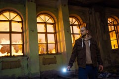 Άτομο με το φακό στο σκοτεινό ανατριχιαστικό εγκαταλειμμένο μέγαρο τη νύχτα στοκ φωτογραφία με δικαίωμα ελεύθερης χρήσης Άτομο με το φακό στο σκοτεινό ανατριχιαστικό εγκαταλειμμένο μέγαρο τη νύχτα στοκ φωτογραφία με δικαίωμα ελεύθερης χρήσης
