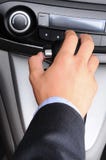 Άτομο με το χέρι στο μοχλό μετατόπισης εργαλείων στοκ εικόνες με δικαίωμα ελεύθερης χρήσης Άτομο με το χέρι στο μοχλό μετατόπισης εργαλείων στοκ εικόνες με δικαίωμα ελεύθερης χρήσης