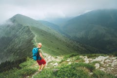 Άτομο οδοιπόρων Backpacker που περπατά από την ομιχλώδη νεφελώδη πορεία σειράς καιρικών βουνών με το σακίδιο πλάτης Ενεργό αθλητι στοκ φωτογραφία με δικαίωμα ελεύθερης χρήσης Άτομο οδοιπόρων Backpacker που περπατά από την ομιχλώδη νεφελώδη πορεία σειράς καιρικών βουνών με το σακίδιο πλάτης Ενεργό αθλητι στοκ φωτογραφία με δικαίωμα ελεύθερης χρήσης