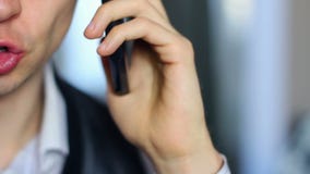 Άτομο που έχει τη σοβαρή τηλεφωνική συνομιλία, μισή κινηματογράφηση σε πρώτο πλάνο προσώπου απόθεμα βίντεο Άτομο που έχει τη σοβαρή τηλεφωνική συνομιλία, μισή κινηματογράφηση σε πρώτο πλάνο προσώπου απόθεμα βίντεο
