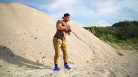 Άτομο που έχει το υπαίθριο workout και που κάνει τις κάμπτοντας ασκήσεις φιλμ μικρού μήκους Άτομο που έχει το υπαίθριο workout και που κάνει τις κάμπτοντας ασκήσεις φιλμ μικρού μήκους