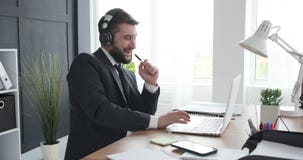 Άτομο που απολαμβάνει ακούοντας και τραγουδώντας τη μουσική στο γραφείο φιλμ μικρού μήκους Άτομο που απολαμβάνει ακούοντας και τραγουδώντας τη μουσική στο γραφείο φιλμ μικρού μήκους