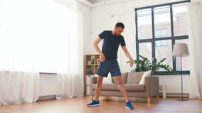 Άτομο που ασκεί και που κλίνει στο σπίτι απόθεμα βίντεο Άτομο που ασκεί και που κλίνει στο σπίτι απόθεμα βίντεο