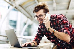Άτομο που εργάζεται καλώντας το lap-top κινητή έννοια στοκ φωτογραφίες Άτομο που εργάζεται καλώντας το lap-top κινητή έννοια στοκ φωτογραφίες