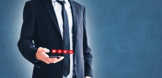 Άτομο που κρατά το κινητό τηλέφωνο, επιχειρηματίας που χρησιμοποιεί το smartphone στοκ φωτογραφίες με δικαίωμα ελεύθερης χρήσης Άτομο που κρατά το κινητό τηλέφωνο, επιχειρηματίας που χρησιμοποιεί το smartphone στοκ φωτογραφίες με δικαίωμα ελεύθερης χρήσης