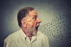 Άτομο που μιλά με τις επιστολές αλφάβητου που βγαίνουν από το στόμα του στοκ εικόνα Άτομο που μιλά με τις επιστολές αλφάβητου που βγαίνουν από το στόμα του στοκ εικόνα