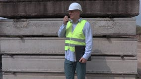 Άτομο που μιλά στους walky talky κοντινούς φραγμούς κατασκευής απόθεμα βίντεο Άτομο που μιλά στους walky talky κοντινούς φραγμούς κατασκευής απόθεμα βίντεο