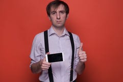 Άτομο που παρουσιάζει smartphone με την κενή οθόνη και που φυλλομετρεί επάν στοκ εικόνα Άτομο που παρουσιάζει smartphone με την κενή οθόνη και που φυλλομετρεί επάν στοκ εικόνα