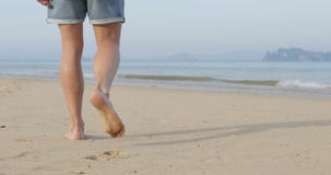 Άτομο που περπατά στο νερό στην παραλία, αρσενική πλάτη κινηματογραφήσεων σε πρώτο πλάνο ποδιών οπισθοσκόπος απόθεμα βίντεο Άτομο που περπατά στο νερό στην παραλία, αρσενική πλάτη κινηματογραφήσεων σε πρώτο πλάνο ποδιών οπισθοσκόπος απόθεμα βίντεο