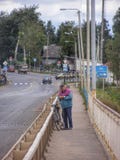 Άτομο που προετοιμάζεται να αλιεύσει από μια γέφυρα σε Shimsk Novgorod Oblsst Ρωσία στοκ φωτογραφίες με δικαίωμα ελεύθερης χρήσης Άτομο που προετοιμάζεται να αλιεύσει από μια γέφυρα σε Shimsk Novgorod Oblsst Ρωσία στοκ φωτογραφίες με δικαίωμα ελεύθερης χρήσης