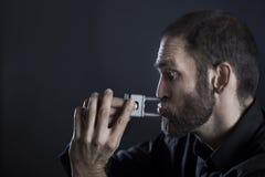 Άτομο που προσπαθεί να σχίσει από το λουκέτο από τα χείλια Στοκ Εικόνα Άτομο που προσπαθεί να σχίσει από το λουκέτο από τα χείλια Στοκ Εικόνα