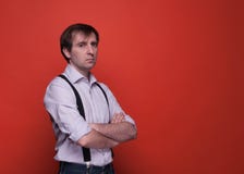 Άτομο που στέκεται με τα διασχισμένα όπλα και που εξετάζει τη κάμερα στοκ εικόνες με δικαίωμα ελεύθερης χρήσης Άτομο που στέκεται με τα διασχισμένα όπλα και που εξετάζει τη κάμερα στοκ εικόνες με δικαίωμα ελεύθερης χρήσης