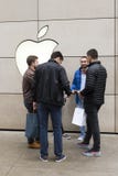 Άτομο που στέκεται με τρεις αρσενικούς φίλους που καπνίζουν έξω από τη Michigan Avenue Apple Store στοκ εικόνες Άτομο που στέκεται με τρεις αρσενικούς φίλους που καπνίζουν έξω από τη Michigan Avenue Apple Store στοκ εικόνες